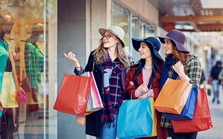 Du khách nên hỏi nhân viên tại cửa hàng trước khi chạm tay vào hàng hóa cần mua