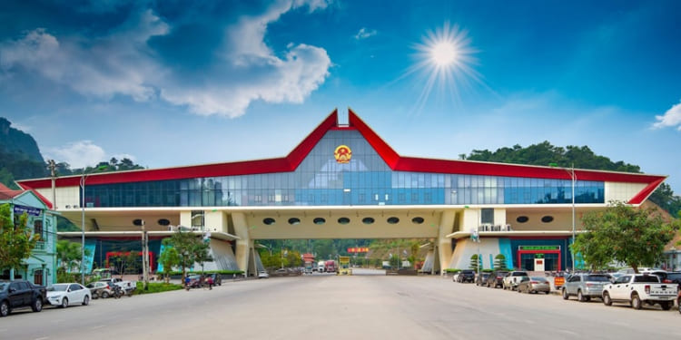 Cửa khẩu Quốc tế Hữu Nghị thể hiện mối quan hệ hợp tác giữa Việt Nam và Trung Quốc