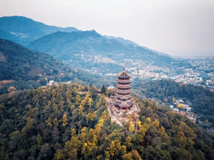 Núi Thanh Thành với vẻ đẹp hùng vĩ và yên bình