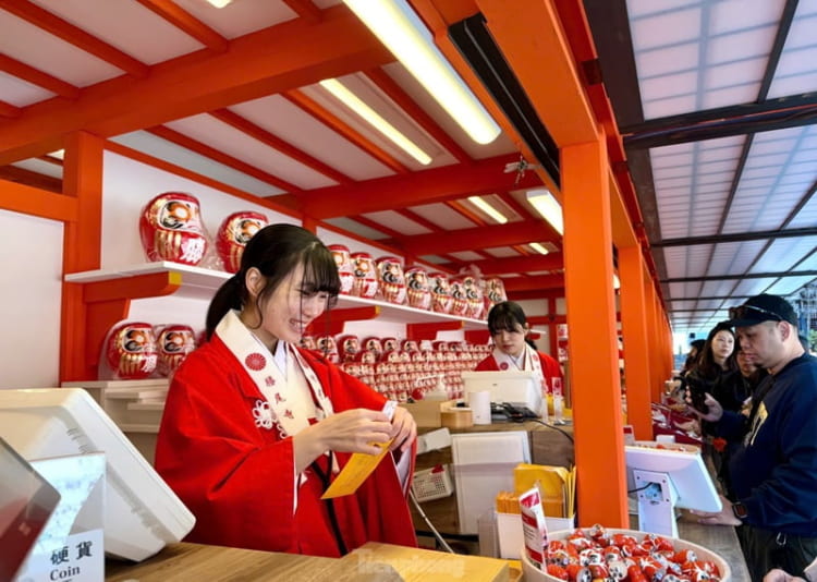 Quầy lưu niệm tại chùa luôn là điểm thu hút du khách đến tham quan