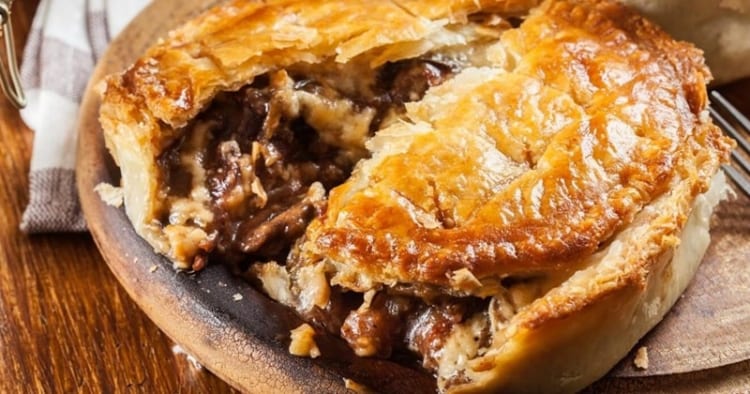 Meat Pie béo ngậy giòn tay gây vương vấn ngay từ lần đầu thưởng thức