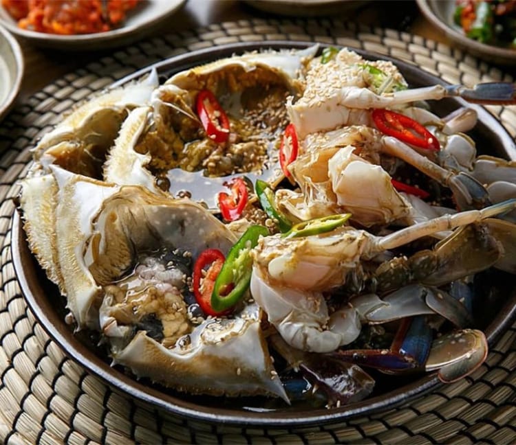 Cua ngâm tương đầy độc đáo với phần thịt cua béo ngậy