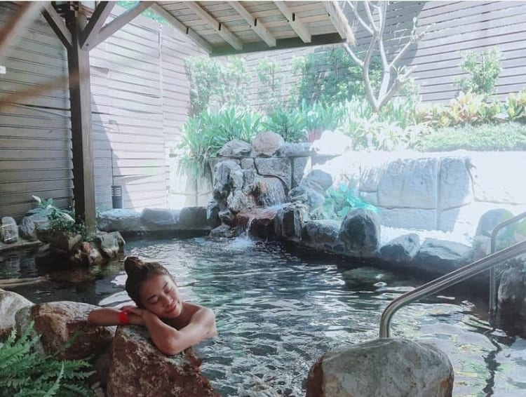Mọi mệt mỏi sẽ tan biến khi du khách ngâm mình trong dòng nước khoáng nóng 