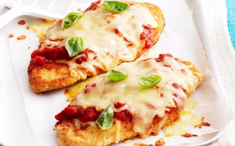 Gà Parmigiana mềm mọng với lớp phô mai bên ngoài đầy hấp dẫn 