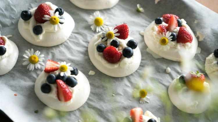 Bánh Pavlova mềm mịn với những lát trái cây tươi mọng tô điểm