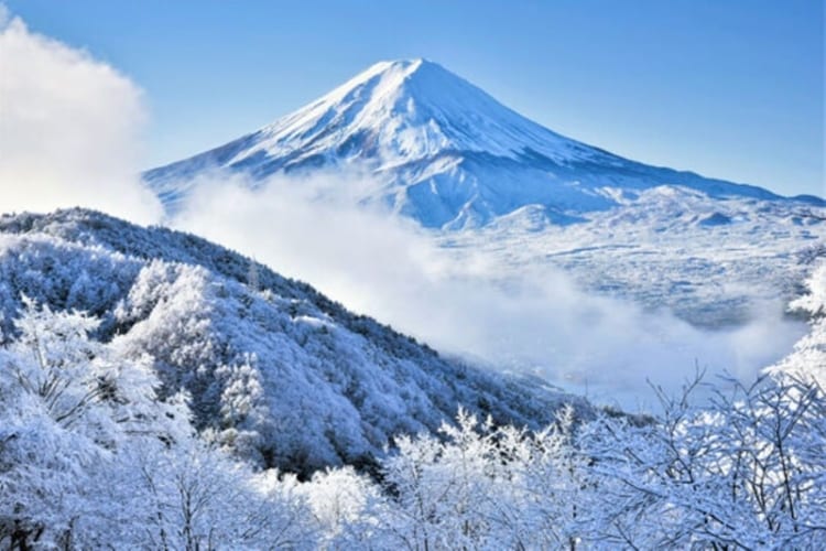 Núi Phú Sĩ đầy chất thơ nổi bật giữa nền trời xanh thẳm