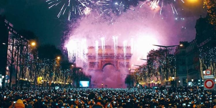 Sự náo nhiệt trên đại lộ Champs-Élysées chờ giao thừa đầy ấn tượng 