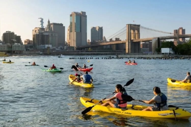 Chèo thuyền kayak ngắm cầu Brooklyn mang đến một hành trình trải nghiệm trọn vẹn 