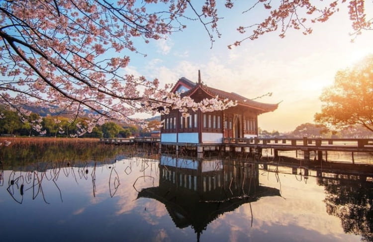 Tây Hồ hiện lại đầy quyến rũ và thơ mộng