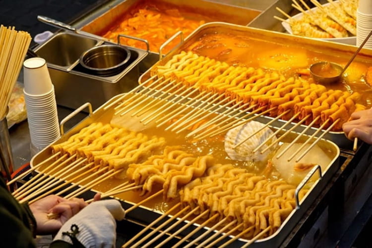 Chả cá Odeng nóng hổi khói bay nghi ngút đầy hấp dẫn