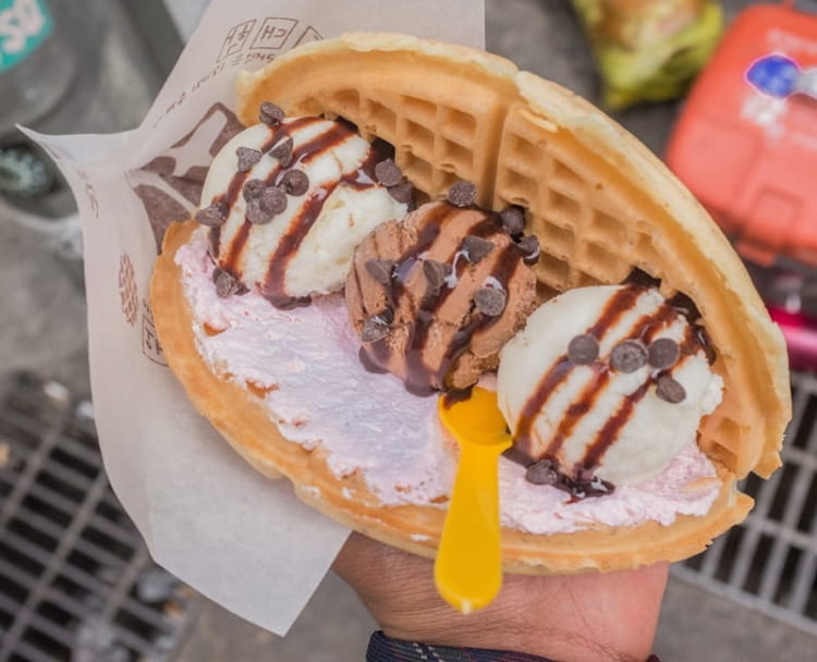 Bánh waffle thơm ngon ôm trọn viên kem mát lạnh