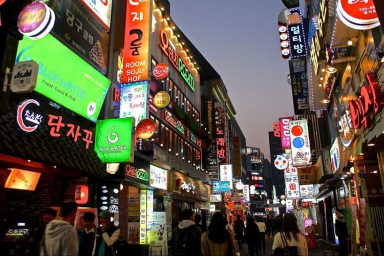 Chợ đêm Myeongdong với vô số gian hàng hấp dẫn