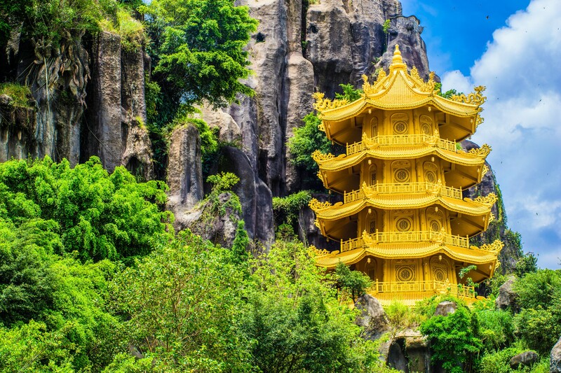 Bảo tháp 9 tầng giữa quần thể Ngũ Hành Sơn tại đền thờ Đại Nam