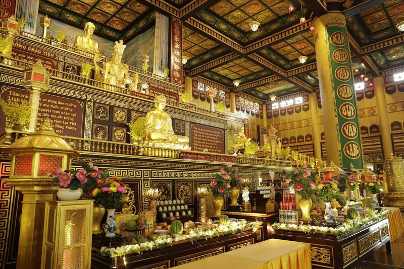 Chính điện đền Đại Nam với không gian thờ Phật Thích Ca, Quốc Tổ Hùng Vương và Trần Nhân Tông
