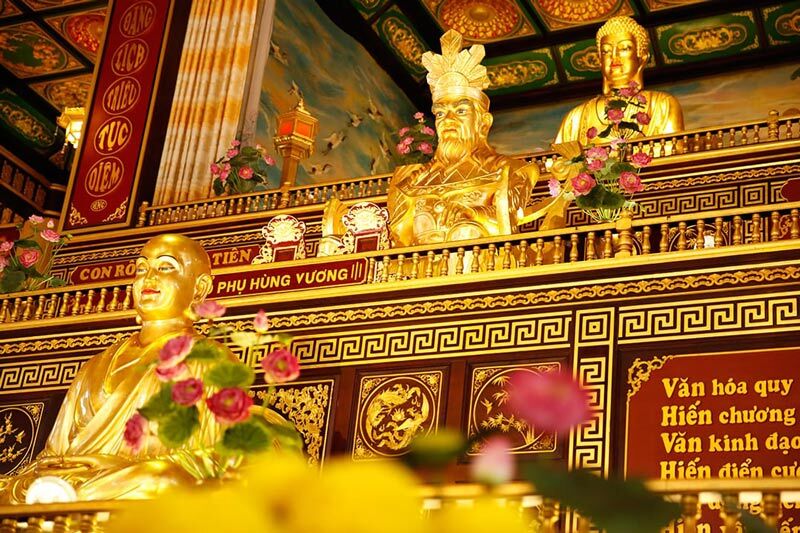 Không gian bên trong đền thờ Đại Nam với tượng thờ và họa tiết dát vàng 24K