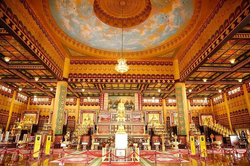 Kiến trúc vuông tròn tại đền Đại Nam tượng trưng cho quan niệm trời tròn đất vuông