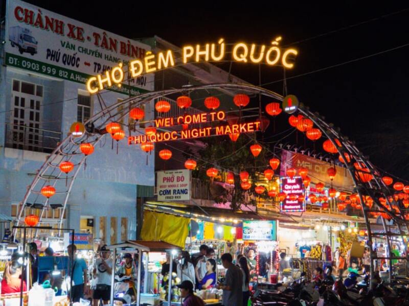 Chợ đêm Phú Quốc là một trong các điểm tham quan ở Phú Quốc không nên bỏ lỡ