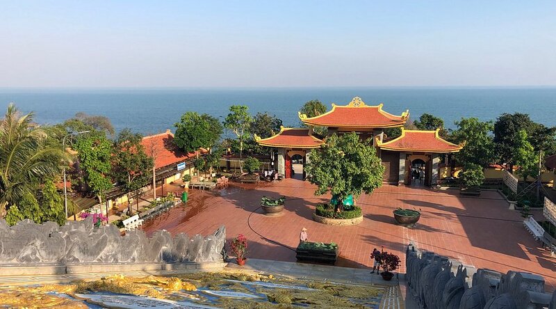 Thiền viện Trúc Lâm Hộ Quốc là điểm du lịch Phú Quốc thanh tịnh bên biển