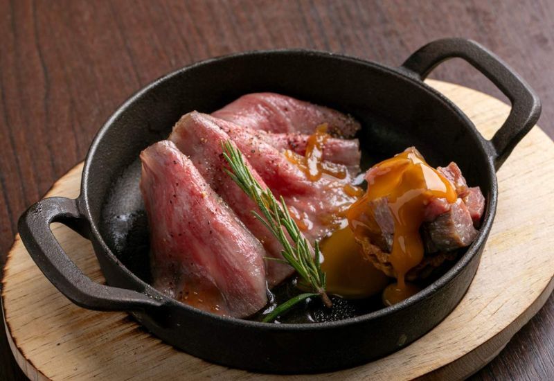 bít tết bò kobe với chút muối biển và tiêu đen