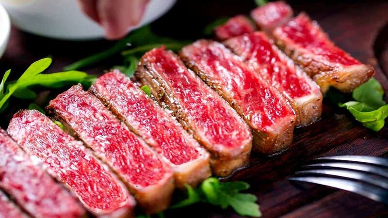 bò kobe áp chảo với chút dầu hoặc bơ ở lửa lớn