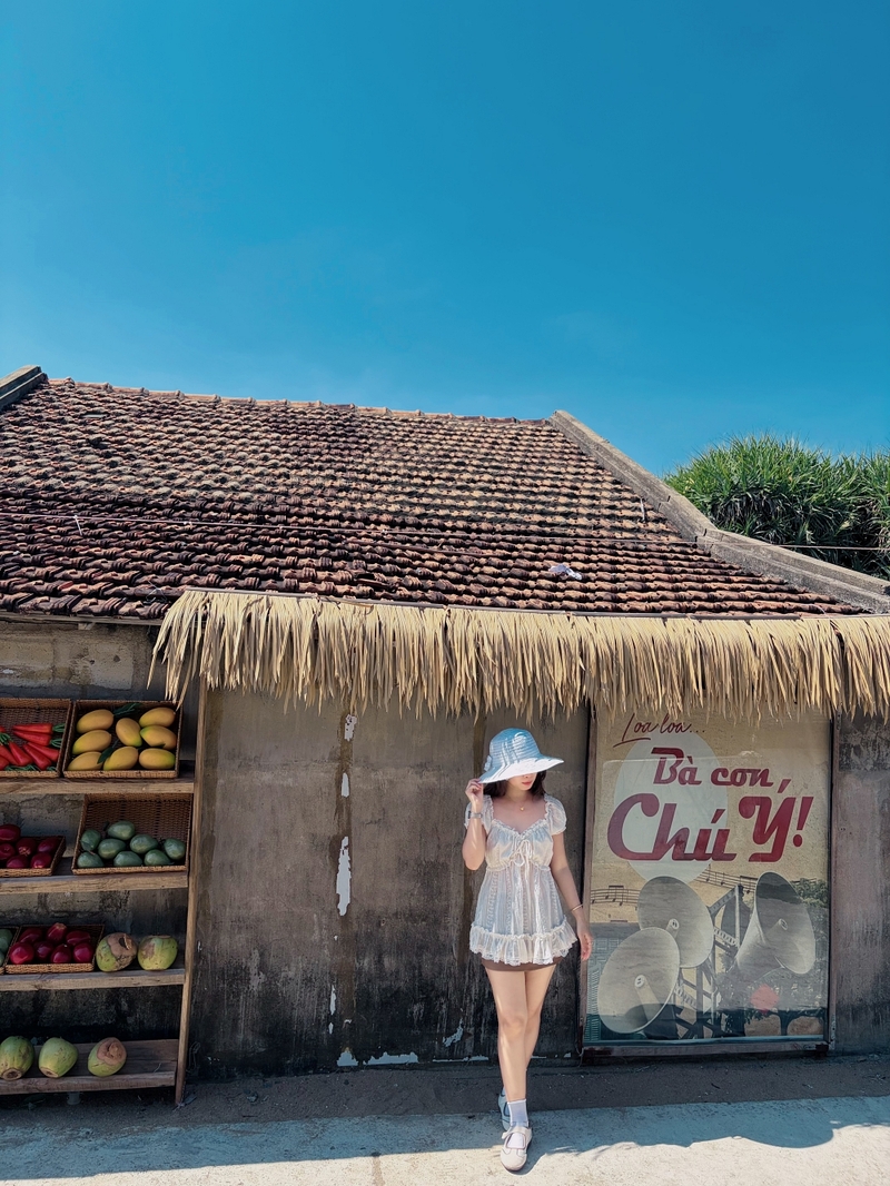 chụp ảnh giữa những mái nhà cổ tại làng lò