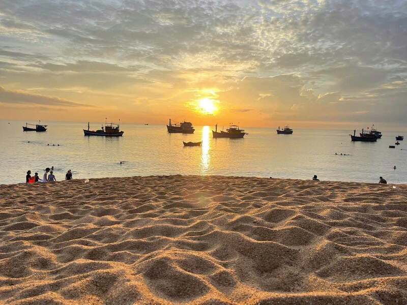 ngắm bình minh tại bãi biển làng lò đắk lắk