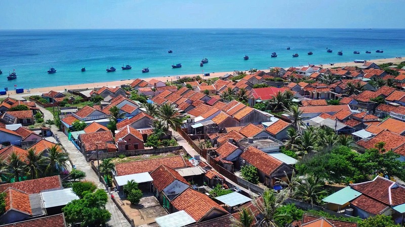những ngôi nhà cổ với mái lợp ngói đỏ tại làng lò phú yên cũ