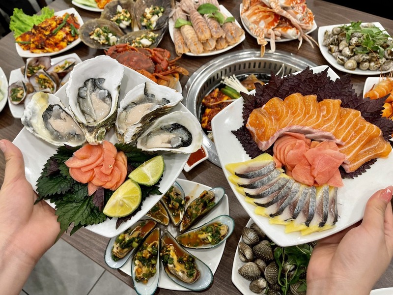 thưởng thức hải sản địa phương