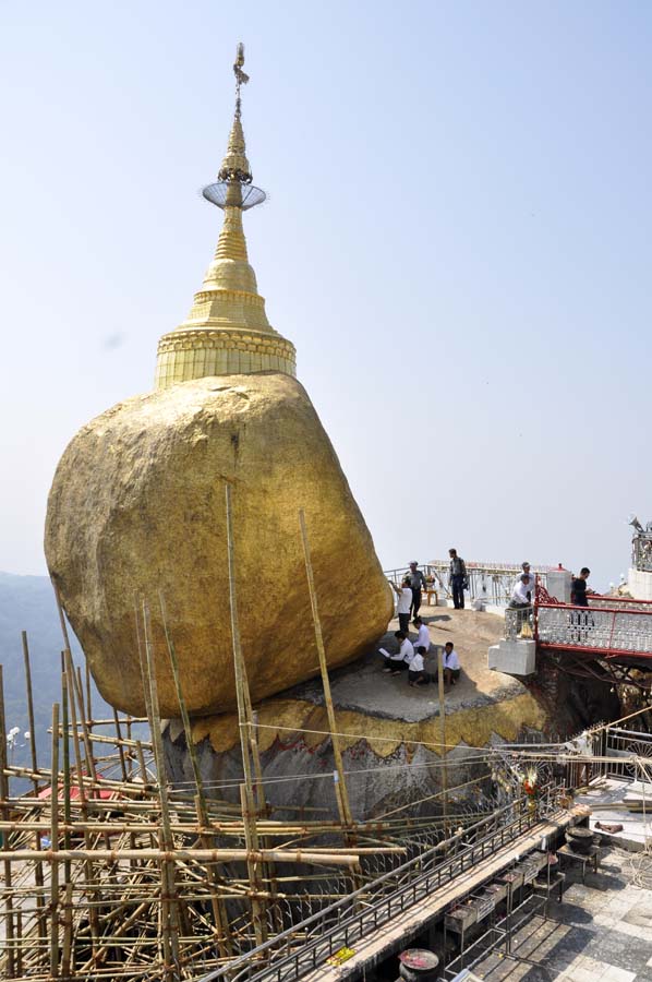 Toàn cảnh Golden rock nằm cheo leo trên đỉnh núi Kyaiktiyo, Myanmar