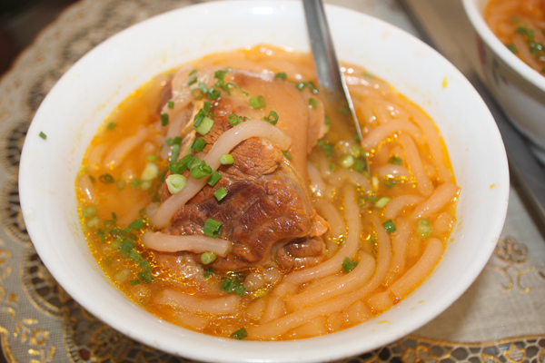 Danh sách của món ăn này khá phong phú với nhiều loại như: Bánh canh giò heo, bò viên, cua, ghẹ, tôm nước cốt dừa... Chính nhờ sự phong phú đó mà món ăn này trở nên quen thuộc đời sống ẩm thực của người miền Tây. Nước dùng bánh canh sánh, hơi sền sệt được nấu chung với sợi bánh làm từ bột gạo hoặc bột lọc cùng nguyên liệu ăn kèm..