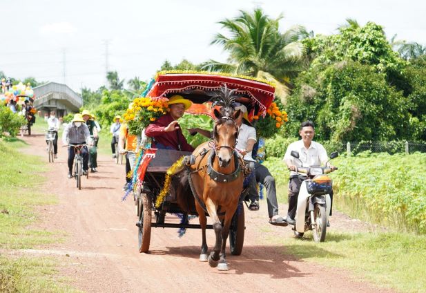 Du khách thích thú trải nghiệm đồng lúa, miệt vườn ở huyện Củ Chi.