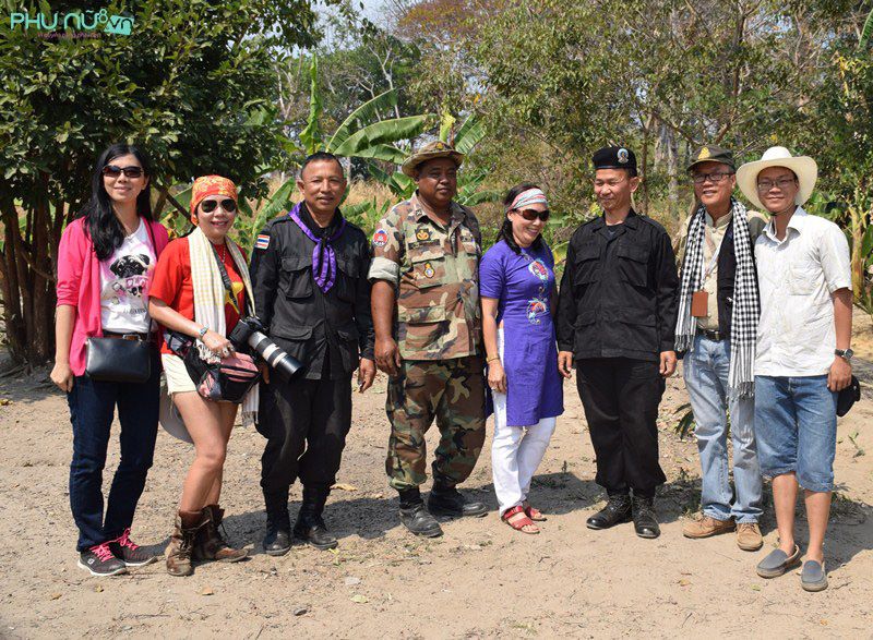 Lính Campuchia mặc quân phục rằn ri, lính Thái Lan mặc quân phục đen.