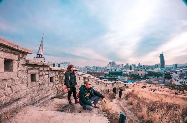Bức tường thành cổ kính và thành phố Seoul hiện đại
