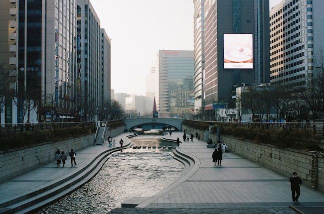 Dòng suối nhân tạo Cheonggyecheon uốn lượn giữa thành phố Seoul