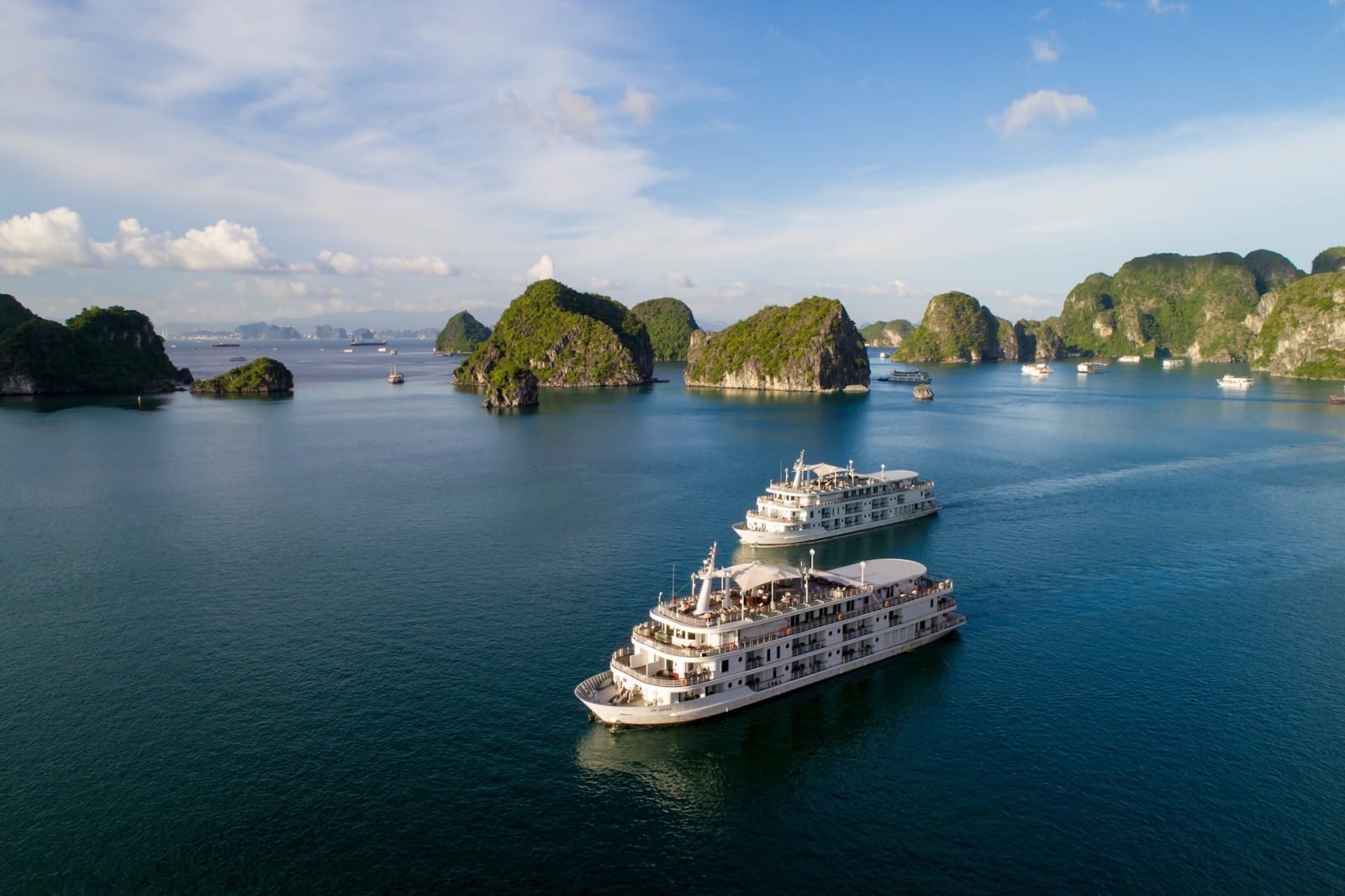 Du thuyền được xem là phương tiện tốt nhất để ngắm nhìn Vịnh Hạ Long tuyệt vời nhất