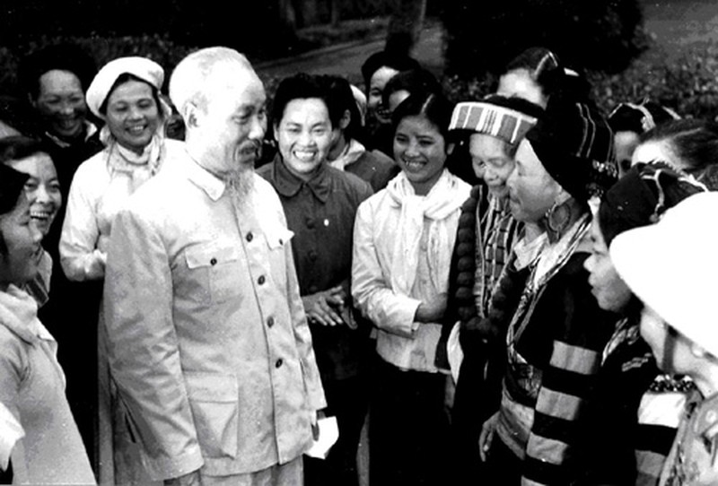 Bác Hồ luôn tôn trọng và  đánh giá cao vị trí, vai trò của phụ nữ Việt Nam