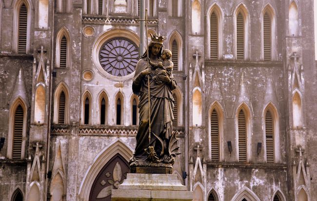Tượng đài Đức Mẹ cực kỳ sinh động là một trong những điểm nhấn đặc biệt của nhà thờ